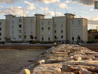 Dalla costa partono poi alcuni moli formati da grossi massi...